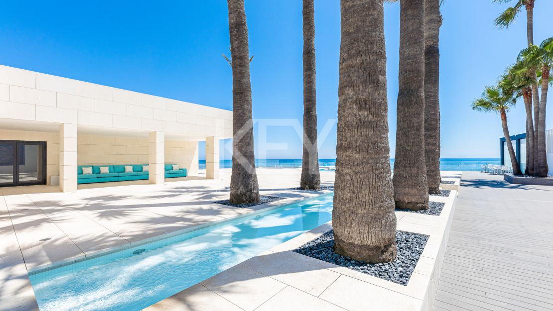 Villa ultramoderna en venta en primera línea de playa, Mijas Costa