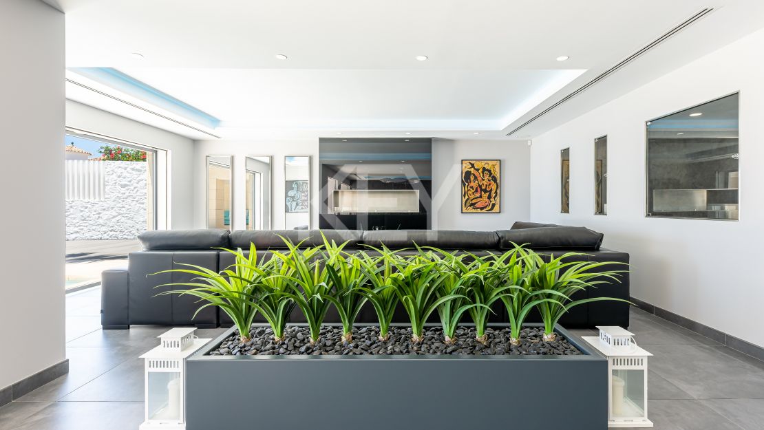 Ultramodern front line beach Villa for sale in Mijas Costa