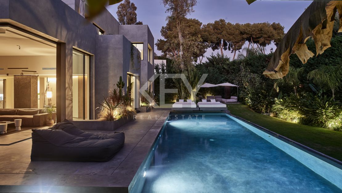Magnificient villa with walking distance to the beach in Los Monteros, Marbella