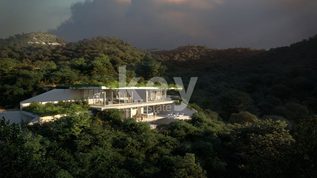 Villa embedded in nature within the Monte Mayor Valley