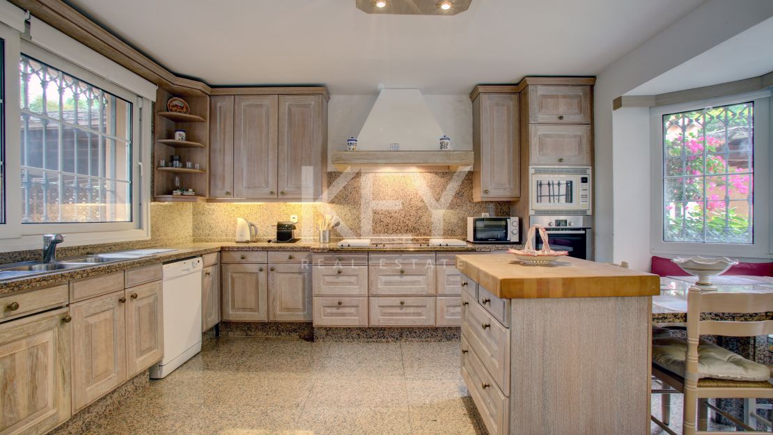Family villa in El Presidente, Estepona