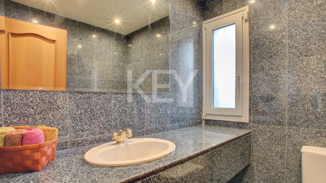 Family villa in El Presidente, Estepona