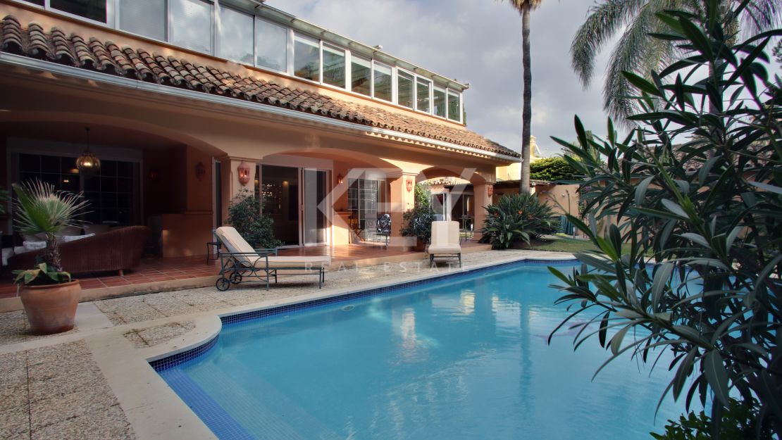 Family villa in El Presidente, Estepona