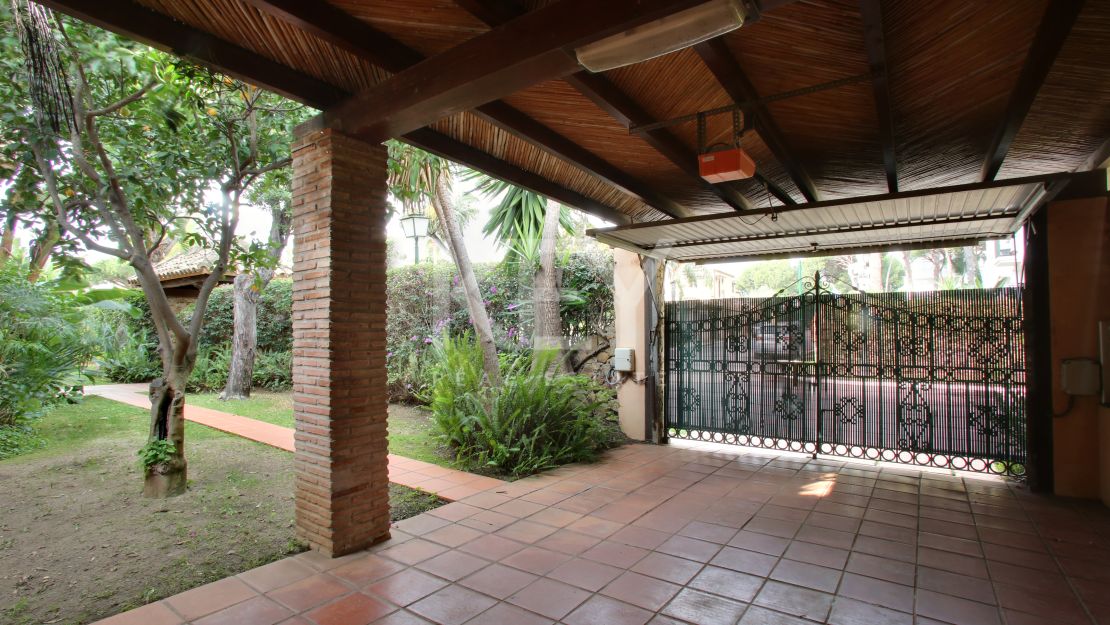 Family villa in El Presidente, Estepona