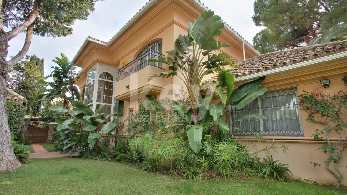 Family villa in El Presidente, Estepona