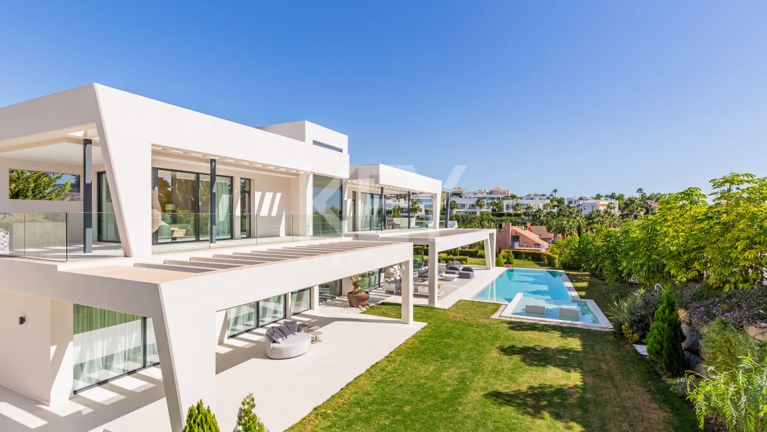 Villa for sale in Los Naranjos, Marbella