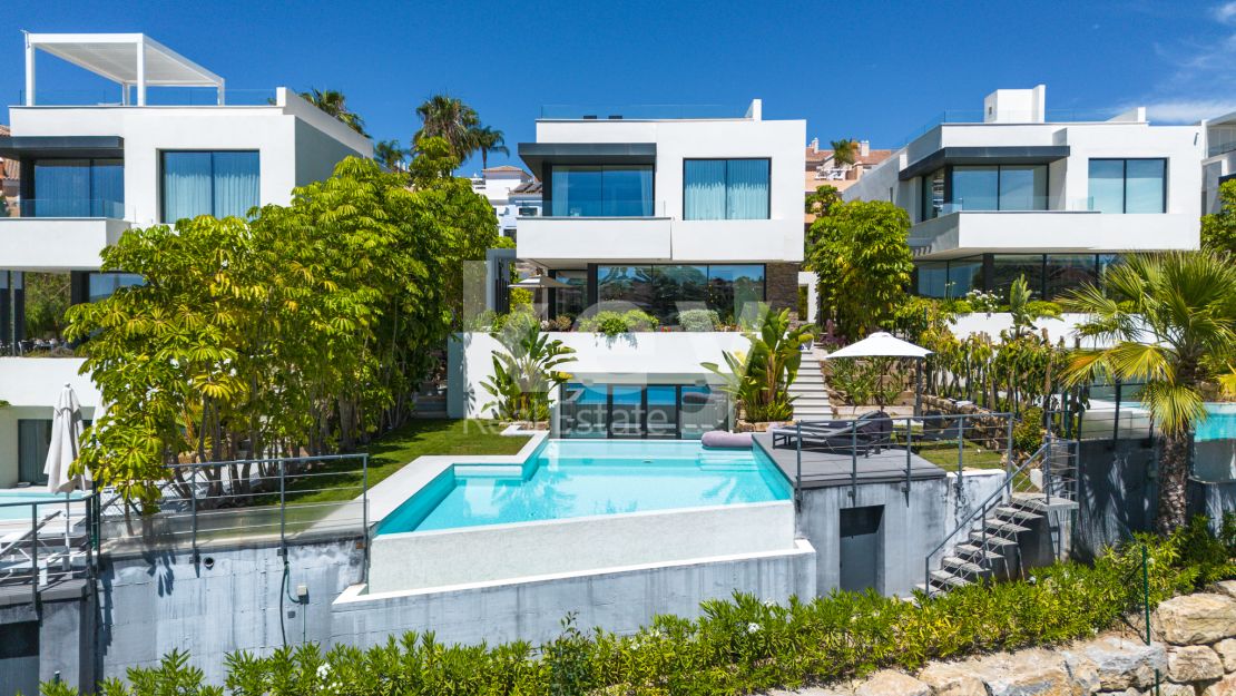 Delightful Holiday Villa for Short-Term Rental in El Campanario, Estepona