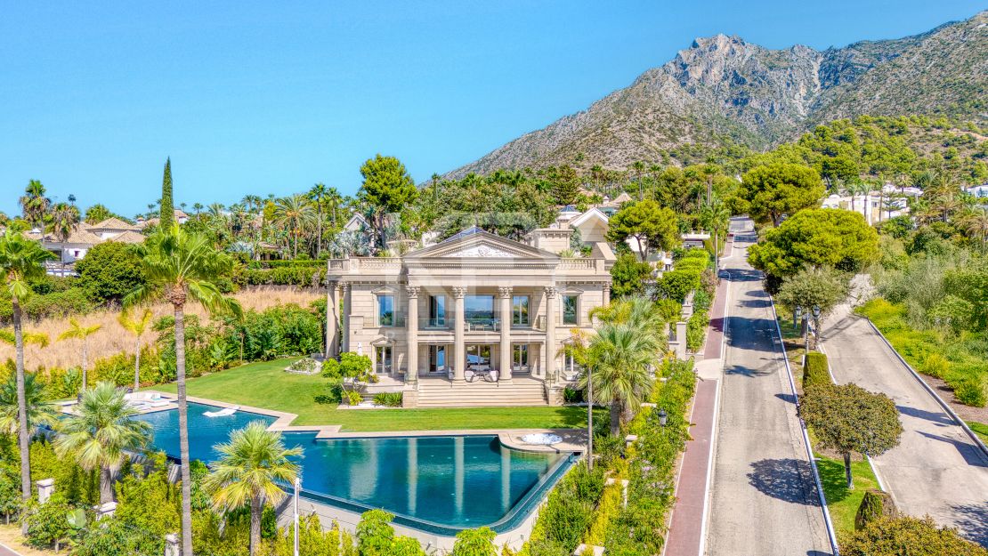 Архитектурный шедевр с панорамными видами в Сьерра-Бланка