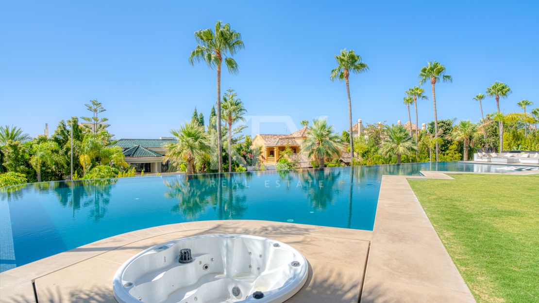 Архитектурный шедевр с панорамными видами в Сьерра-Бланка