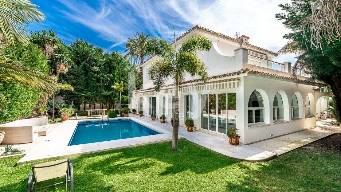 Villa de estilo andaluz junto a la playa en Los Monteros, Marbella