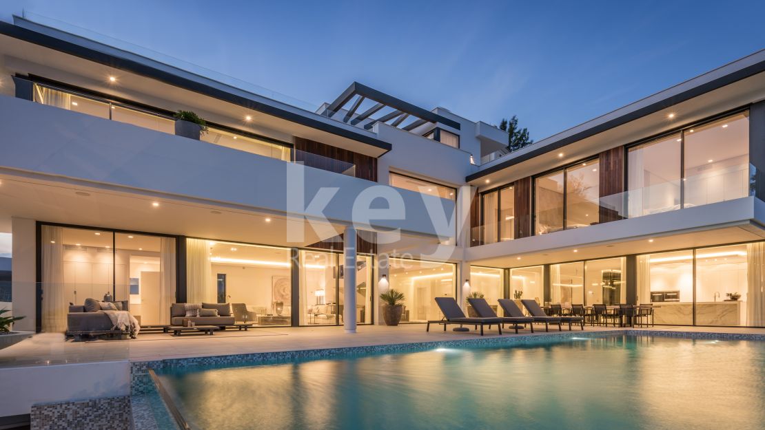 Exquisita villa en la mejor zona de La Alquería, con vistas panorámicas al campo de golf, al lago, a la montaña y al Mediterráneo