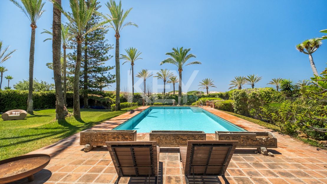 Frontline beach villa with big opportunity in La Reserva de los Monteros, Marbella East