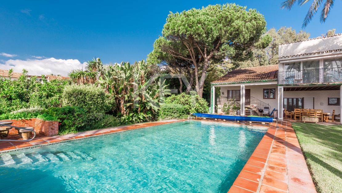 Frontline beach villa with big opportunity in La Reserva de los Monteros, Marbella East