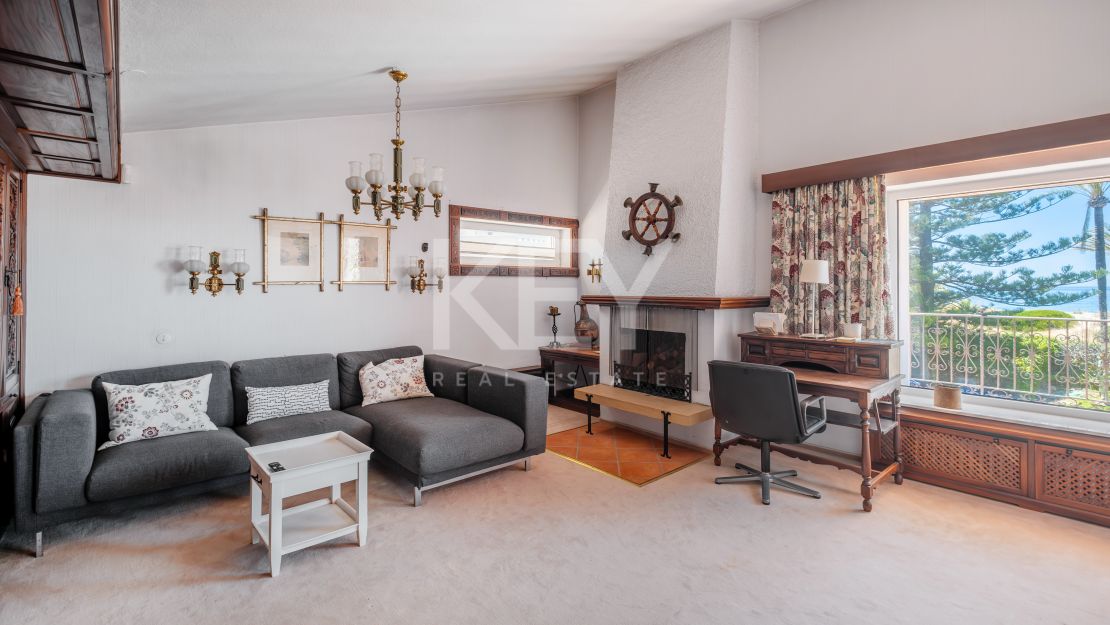 Frontline beach villa with big opportunity in La Reserva de los Monteros, Marbella East