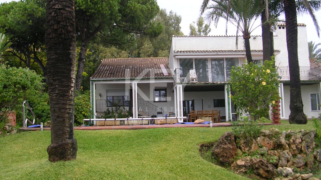 Frontline beach villa with big opportunity in La Reserva de los Monteros, Marbella East