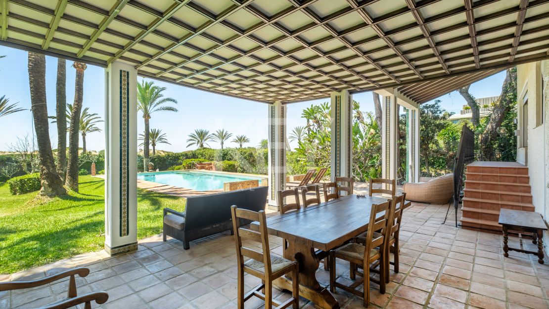 Frontline beach villa with big opportunity in La Reserva de los Monteros, Marbella East