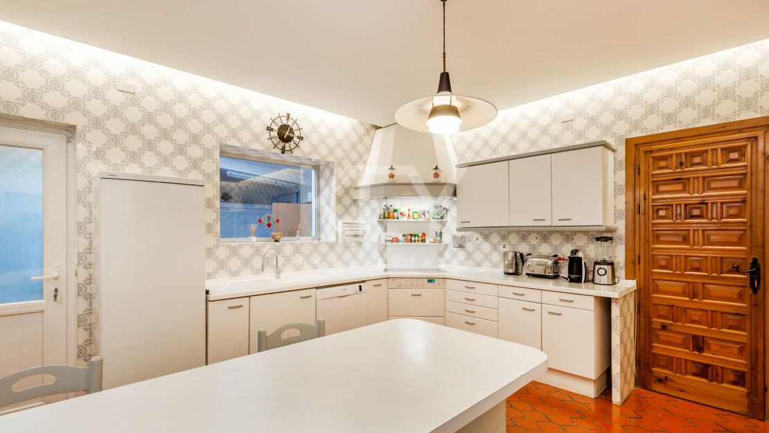 Frontline beach villa with big opportunity in La Reserva de los Monteros, Marbella East