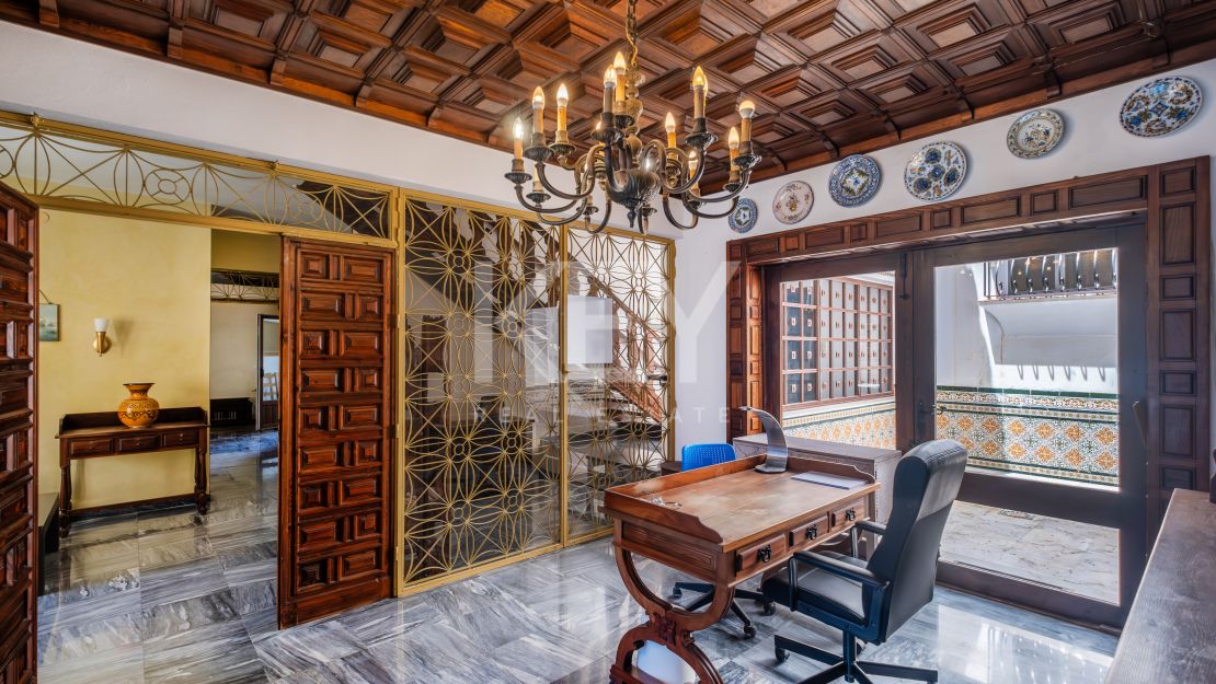 Frontline beach villa with big opportunity in La Reserva de los Monteros, Marbella East