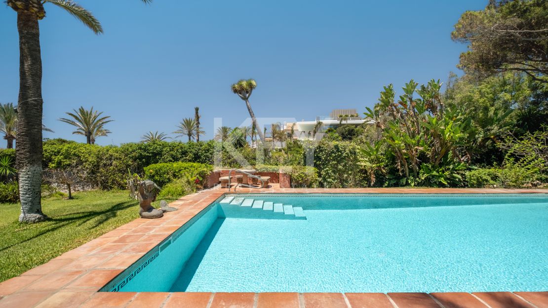 Frontline beach villa with big opportunity in La Reserva de los Monteros, Marbella East
