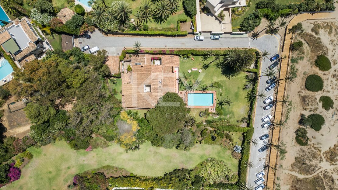 Frontline beach villa with big opportunity in La Reserva de los Monteros, Marbella East