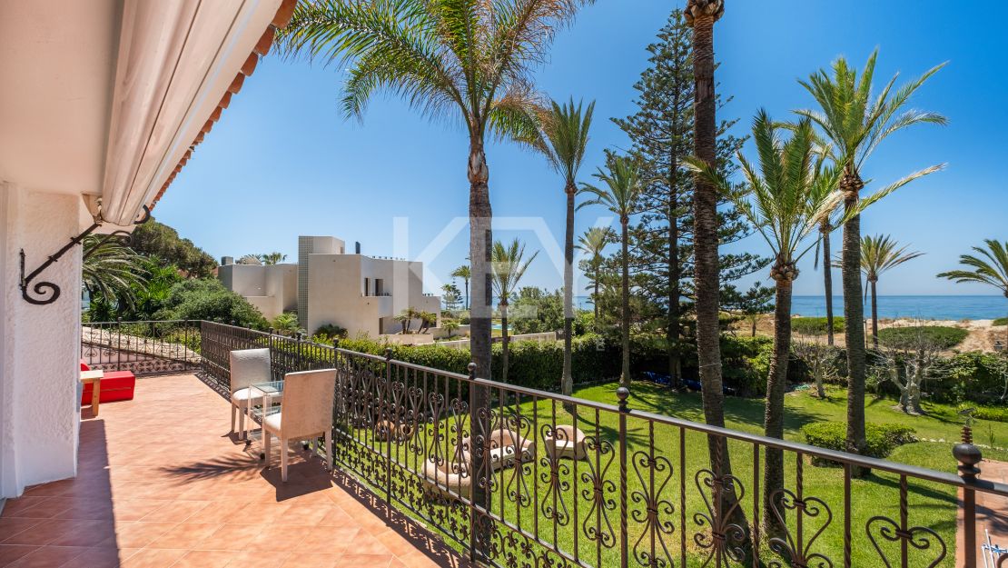 Frontline beach villa with big opportunity in La Reserva de los Monteros, Marbella East
