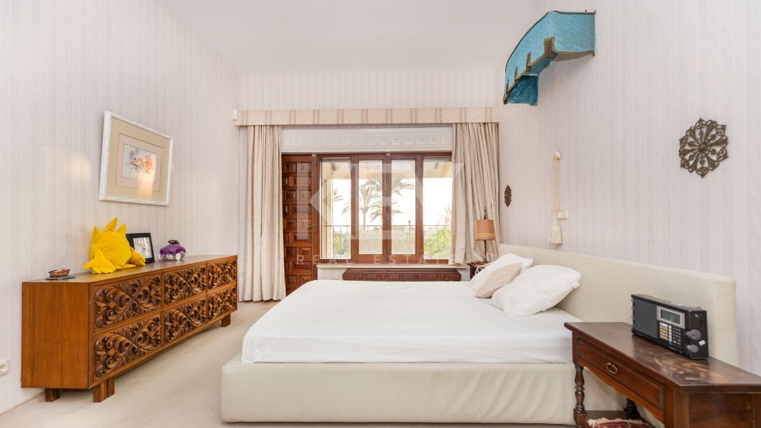 Frontline beach villa with big opportunity in La Reserva de los Monteros, Marbella East