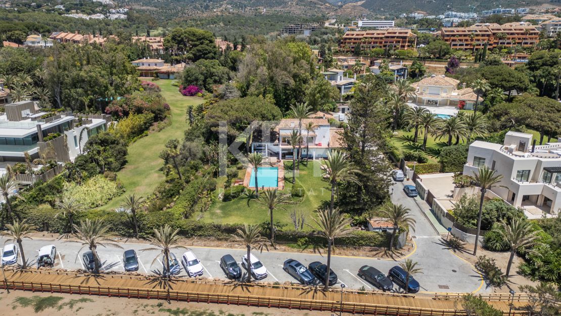 Frontline beach villa with big opportunity in La Reserva de los Monteros, Marbella East