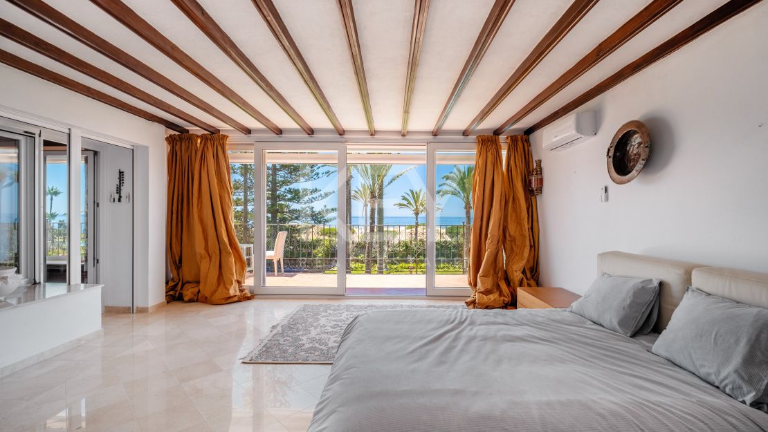 Frontline beach villa with big opportunity in La Reserva de los Monteros, Marbella East