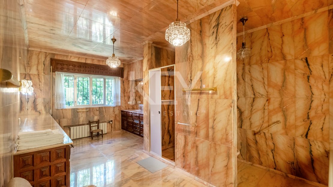 Frontline beach villa with big opportunity in La Reserva de los Monteros, Marbella East