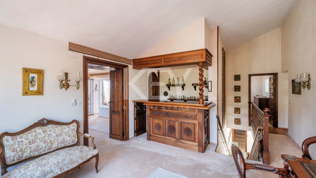 Frontline beach villa with big opportunity in La Reserva de los Monteros, Marbella East