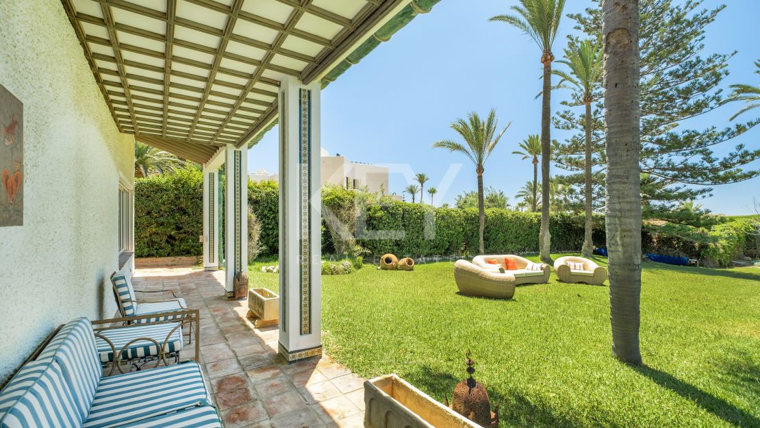Frontline beach villa with big opportunity in La Reserva de los Monteros, Marbella East