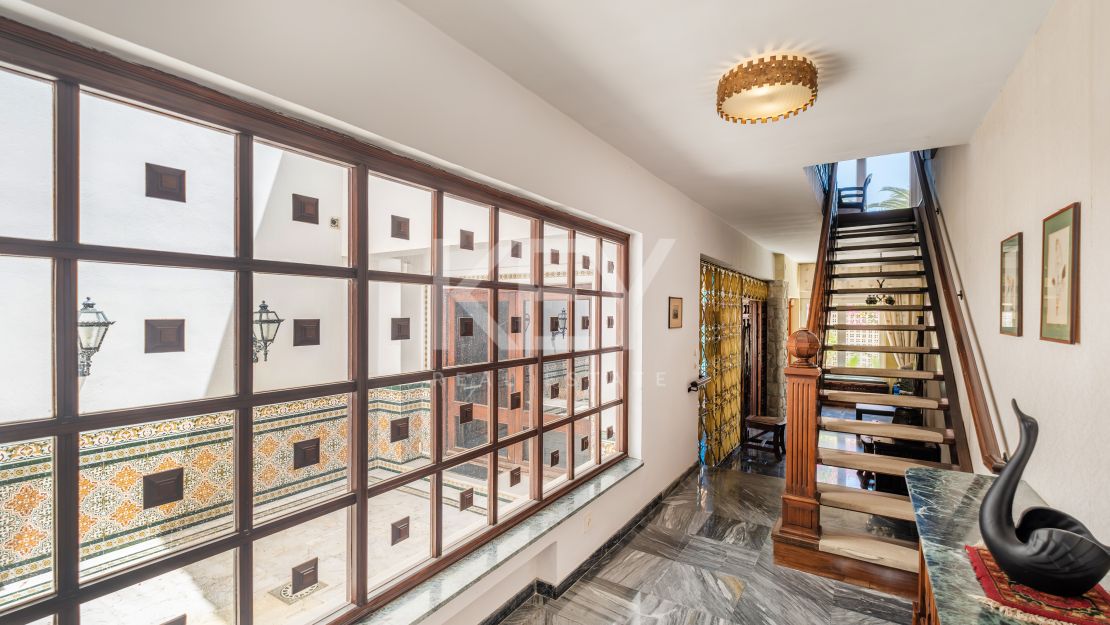 Frontline beach villa with big opportunity in La Reserva de los Monteros, Marbella East