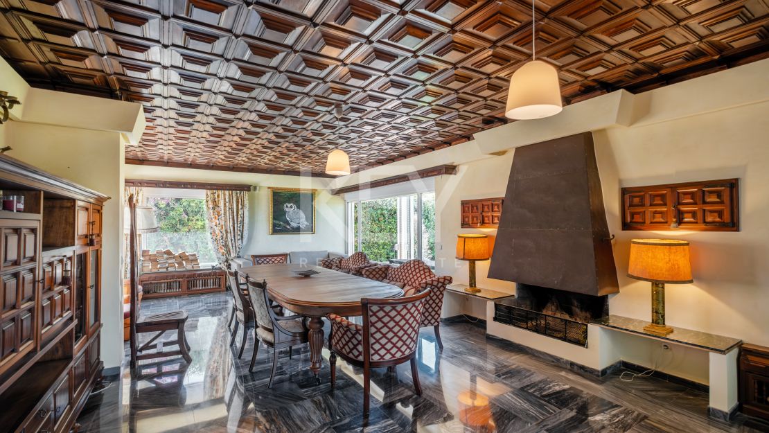 Frontline beach villa with big opportunity in La Reserva de los Monteros, Marbella East