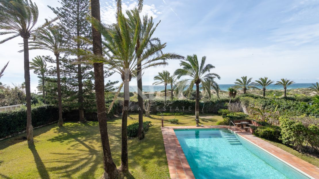 Villa en la primera Linea de la playa con gran oportunidad en La Reserva de los Monteros