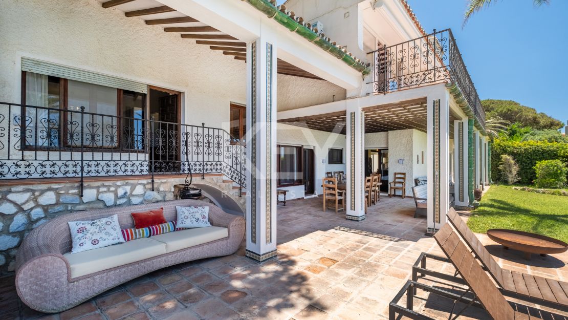 Frontline beach villa with big opportunity in La Reserva de los Monteros, Marbella East