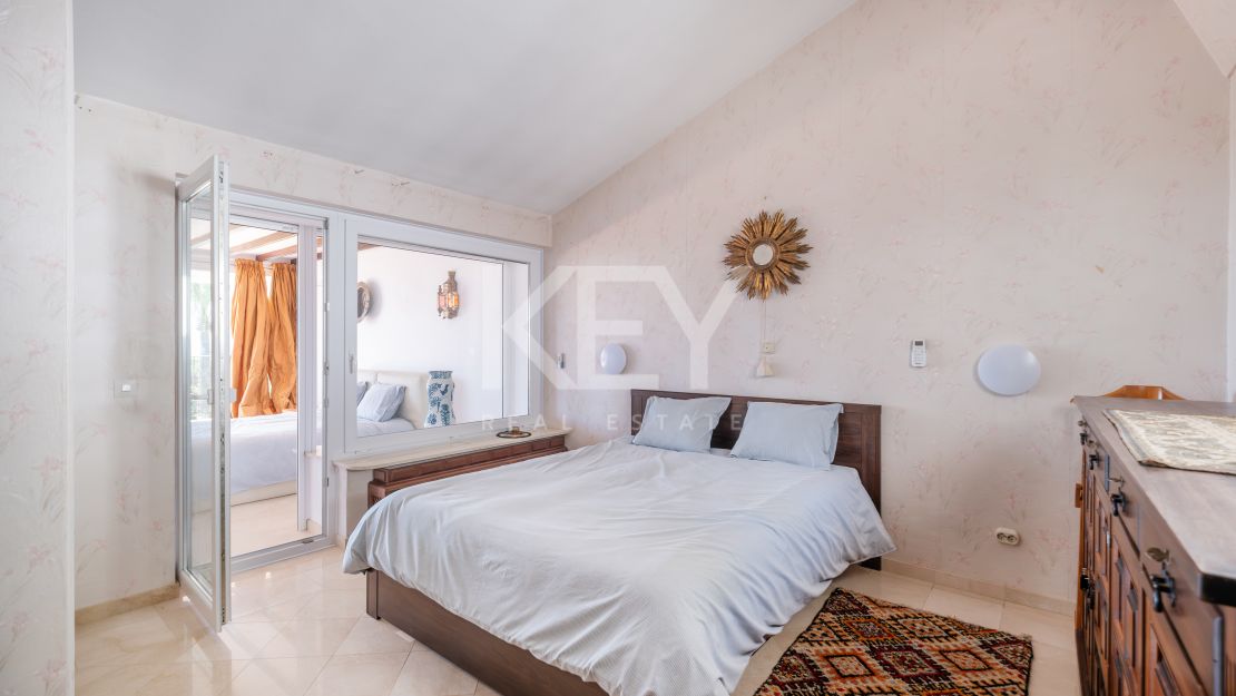 Frontline beach villa with big opportunity in La Reserva de los Monteros, Marbella East