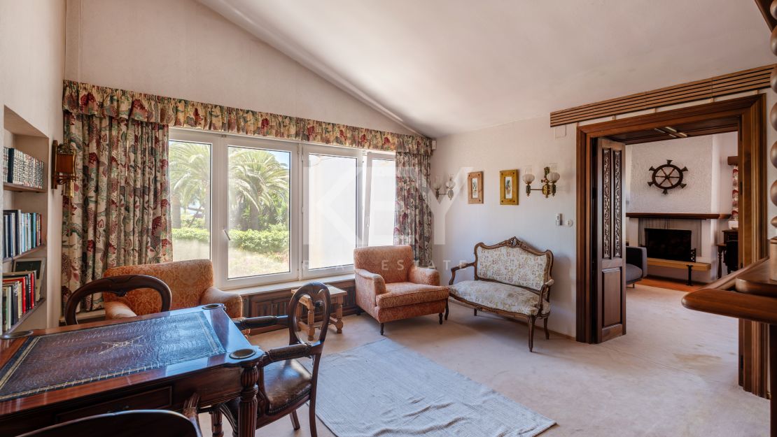 Frontline beach villa with big opportunity in La Reserva de los Monteros, Marbella East