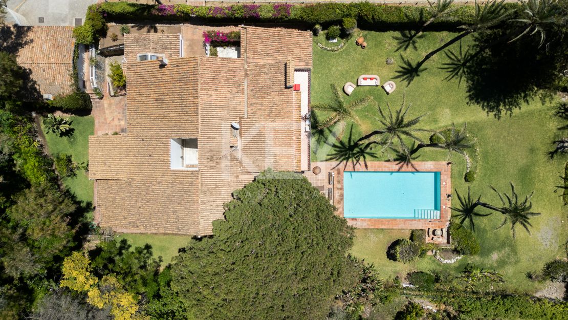 Frontline beach villa with big opportunity in La Reserva de los Monteros, Marbella East