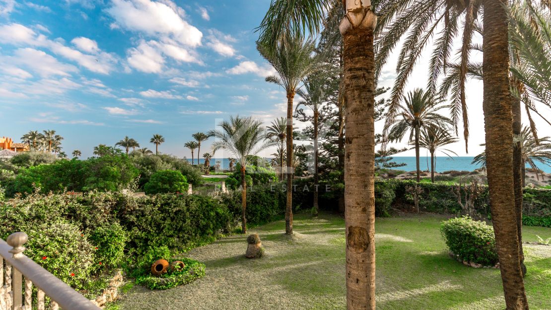 Frontline beach villa with big opportunity in La Reserva de los Monteros, Marbella East