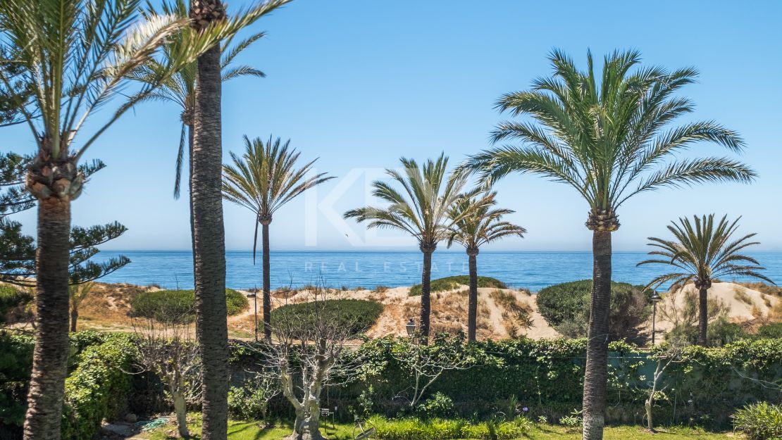Frontline beach villa with big opportunity in La Reserva de los Monteros, Marbella East