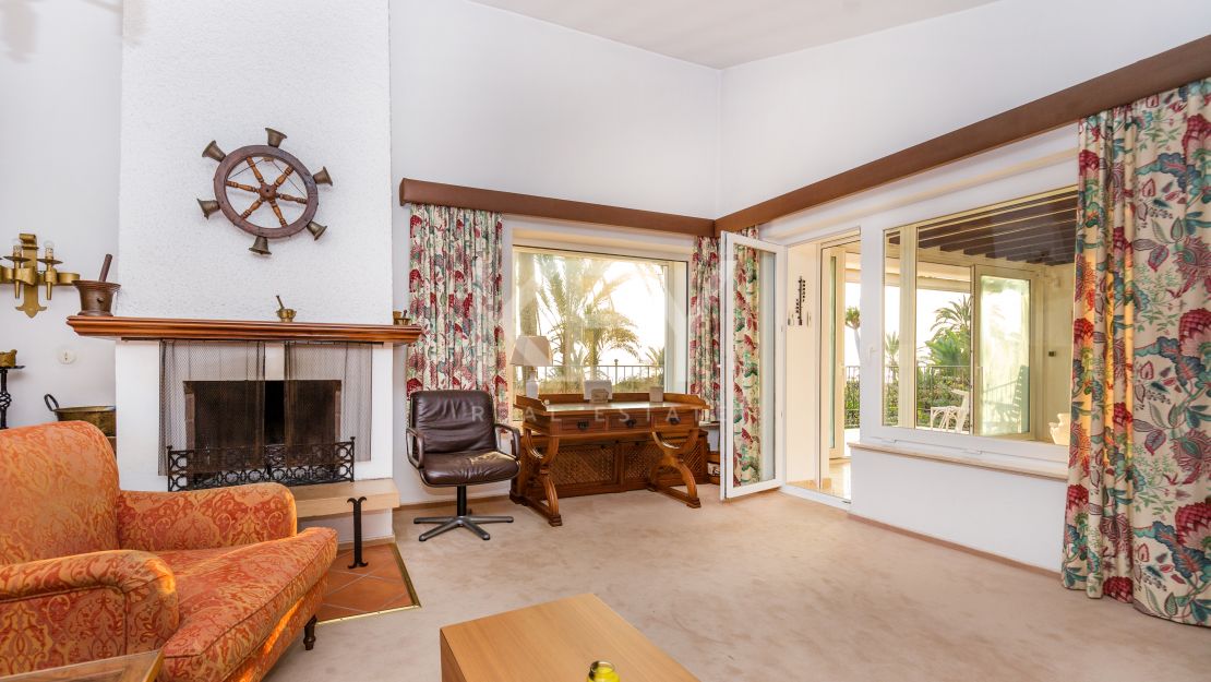 Frontline beach villa with big opportunity in La Reserva de los Monteros, Marbella East