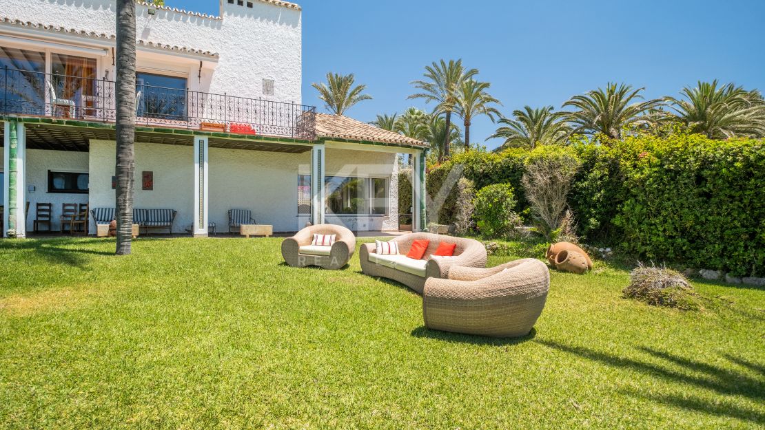 Frontline beach villa with big opportunity in La Reserva de los Monteros, Marbella East