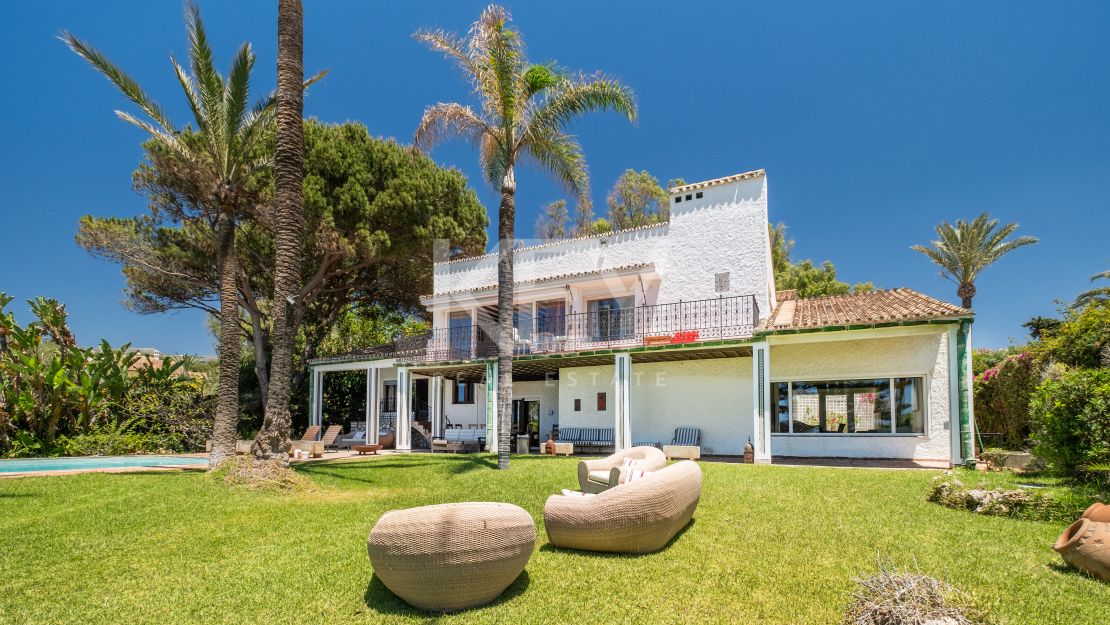 Frontline beach villa with big opportunity in La Reserva de los Monteros, Marbella East