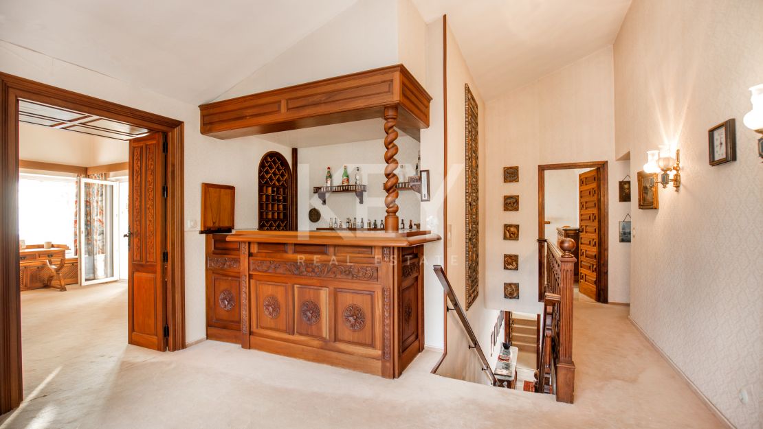 Frontline beach villa with big opportunity in La Reserva de los Monteros, Marbella East