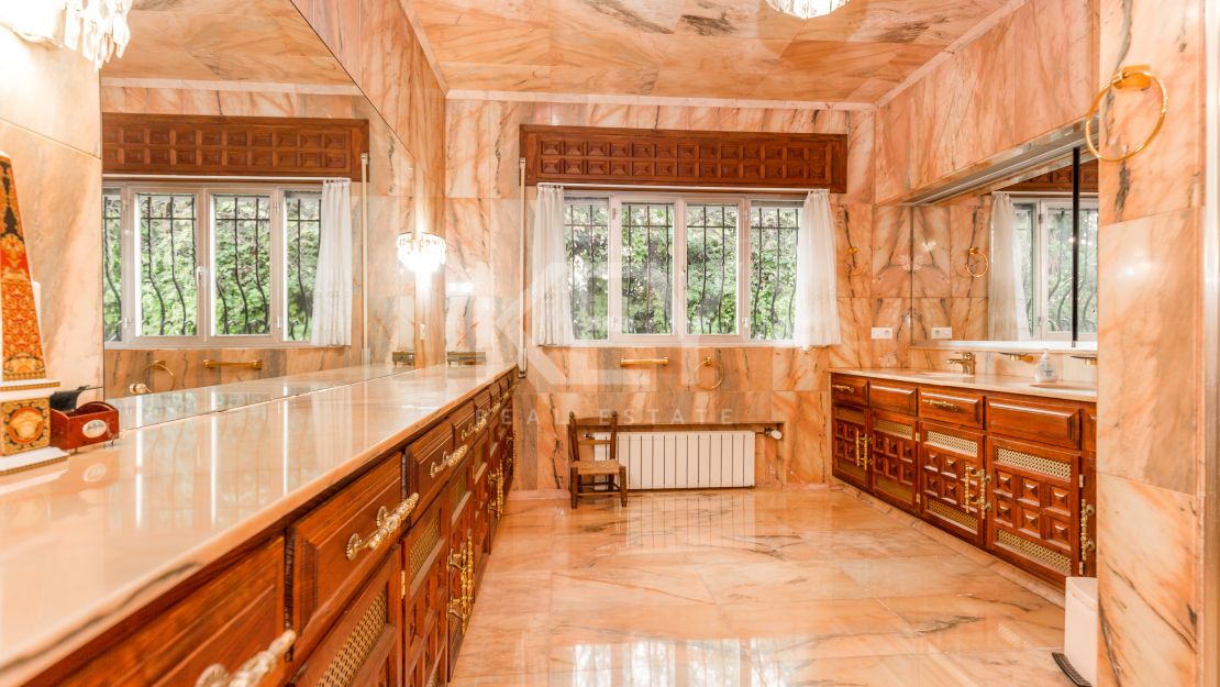 Frontline beach villa with big opportunity in La Reserva de los Monteros, Marbella East