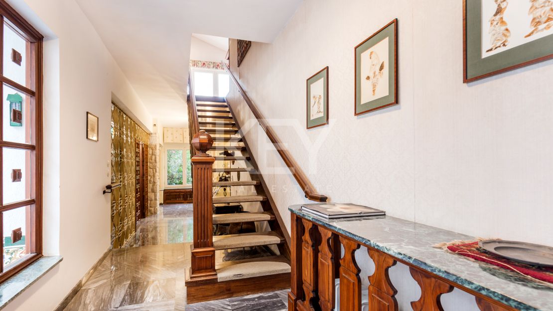 Frontline beach villa with big opportunity in La Reserva de los Monteros, Marbella East