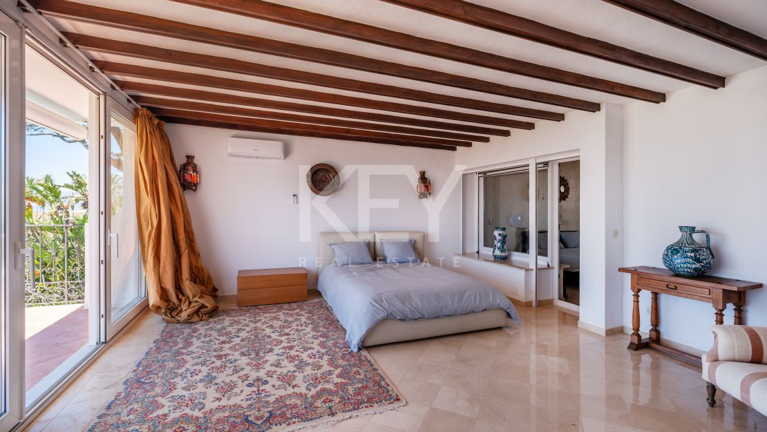 Frontline beach villa with big opportunity in La Reserva de los Monteros, Marbella East