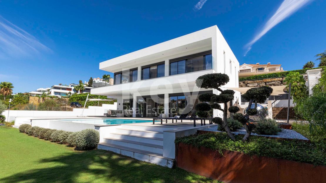 Elegant, modern villa in the privileged frontline golf location of La Alqueria