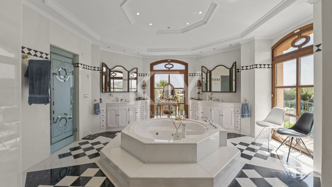 Впечатляющая вилла в Новой Андалусии, рядом с гольф-клубом Алоха