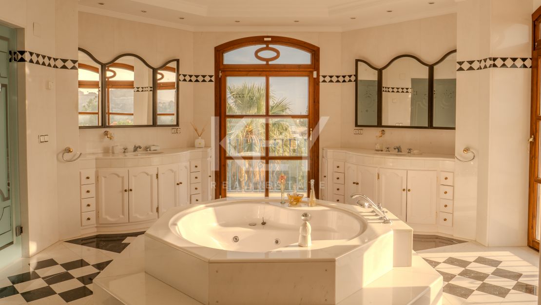 Впечатляющая вилла в Новой Андалусии, рядом с гольф-клубом Алоха